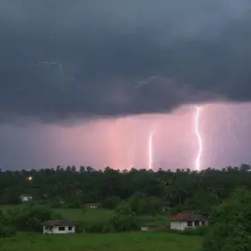 temporal com rajadas de vento e raios